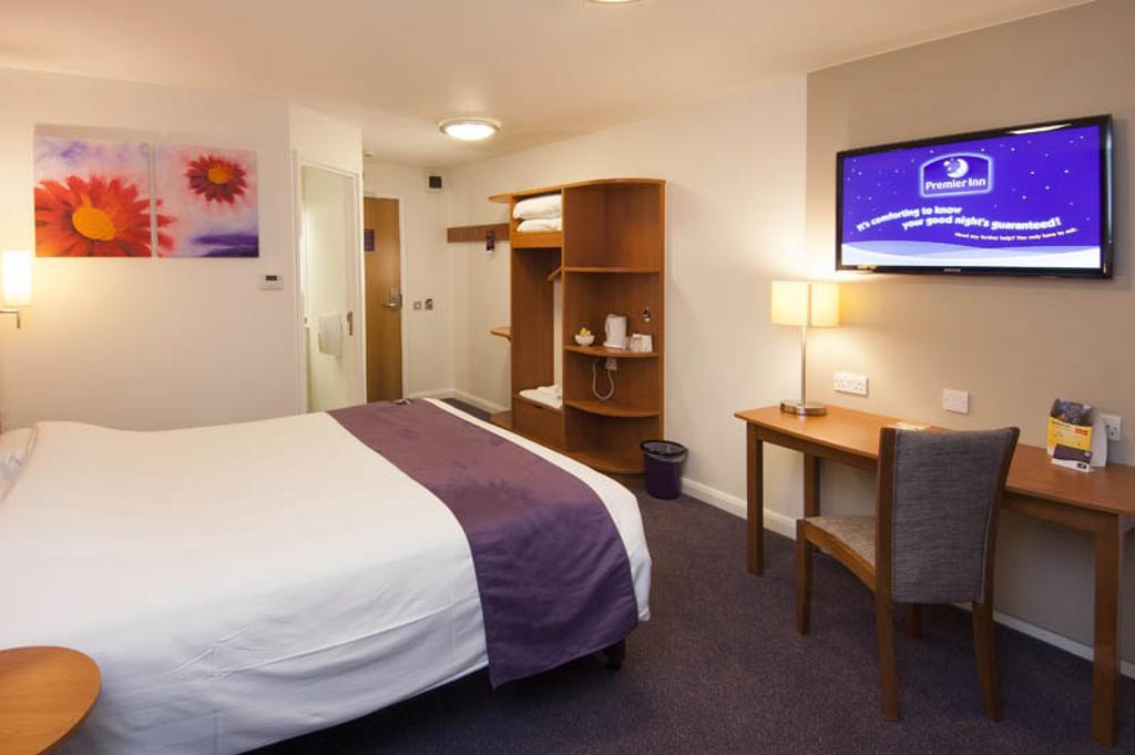 Premier Inn Woking West - A324 Extérieur photo