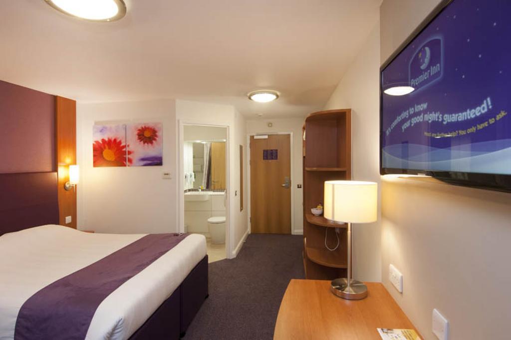 Premier Inn Woking West - A324 Extérieur photo