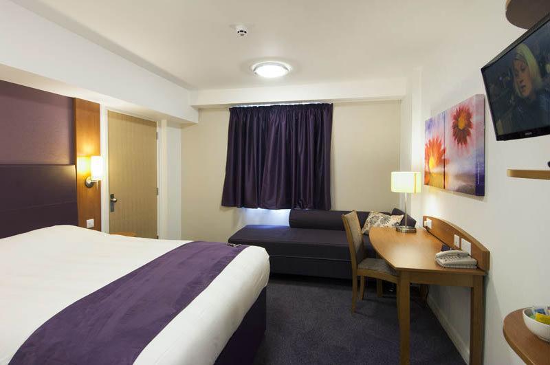 Premier Inn Woking West - A324 Extérieur photo
